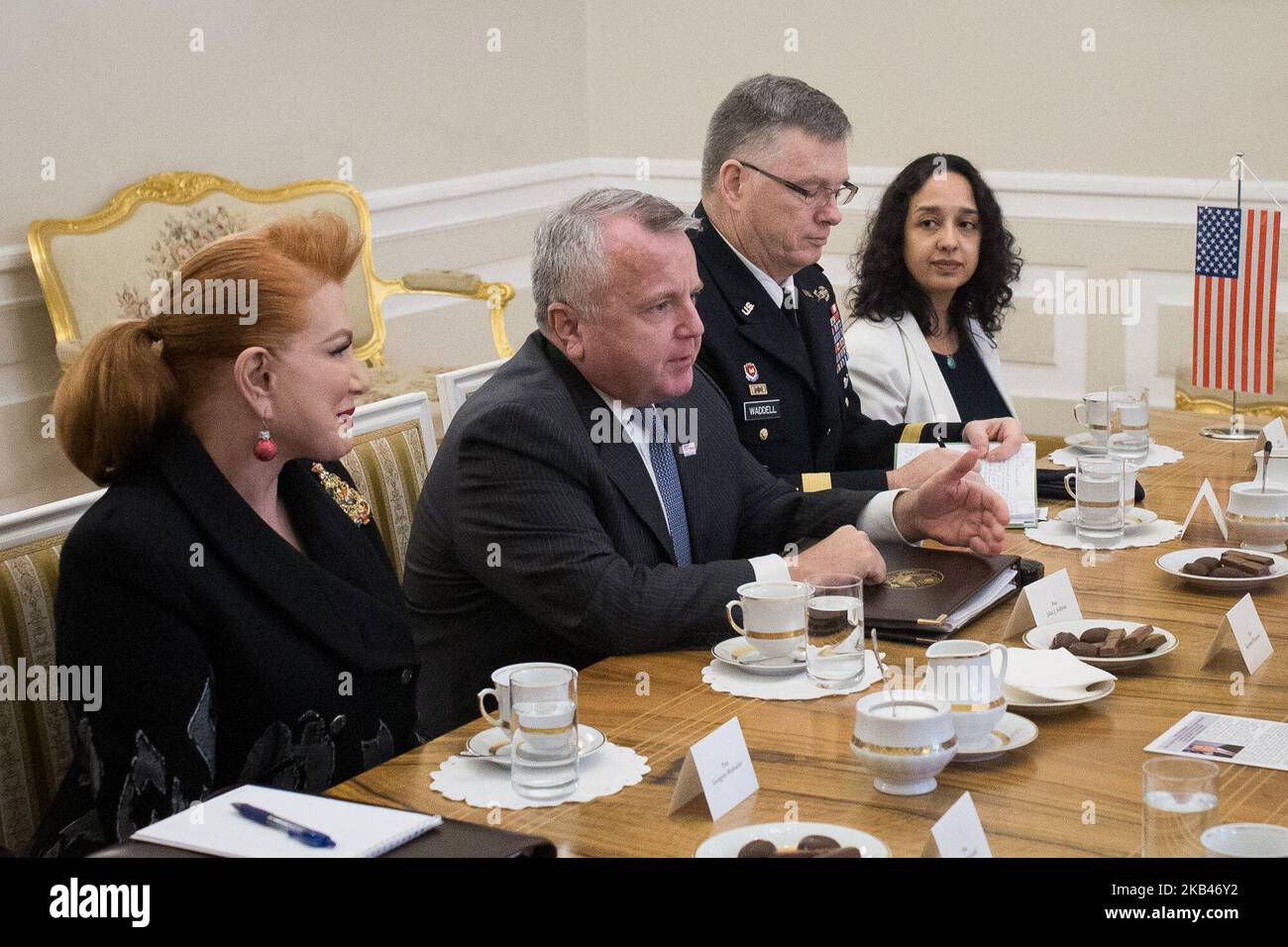 Sullivan (2-L) e Ambasciatore degli Stati Uniti in Polonia Georgette Mossacher (1-L) durante l'incontro con il capo dell'Ufficio Presidenti Krzysztof Szczerski, al Palazzo Presidenziale di Varsavia, Polonia, il 19 dicembre 2018 (Foto di Mateusz Wlodarczyk/NurPhoto) Foto Stock