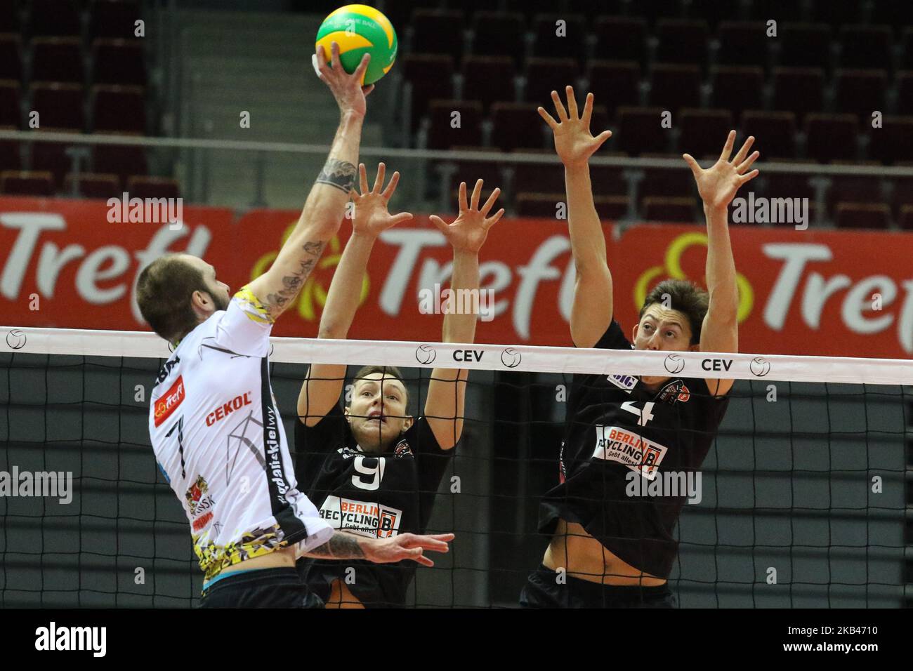 Milosz Hebda (7) di Trefl Gdansk è visto in azione contro Jan Zimmermann (9) e Jeffrey Jendryk (4) di Berlino Recycling volleys il 19 dicembre 2018 a Danzica, Polonia durante la partita di Volleyball Champions League tra Trefl Gdansk e Berlin Recycling volleys sulla sala sportiva ERGO Arena. (Foto di Michal Fludra/NurPhoto) Foto Stock