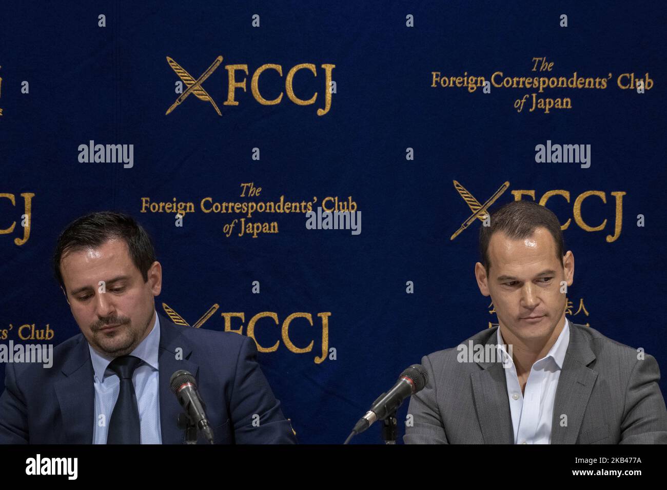 (L-R) Tommaso Perina, Padre italiano, Vincent Fichot, Padre francese, partecipa a una conferenza stampa presso il Foreign Corinterpelled' Club del Giappone a Tokyo il 20 dicembre 2018. "Problema giapponese del rapimento di bambini: I genitori stranieri vogliono che vengano riconosciuti i loro diritti di custodia e di accesso e che vengano applicate le sentenze del tribunale" il rapimento e la conservazione di bambini si riferisce alla rimozione illegale di bambini dalla loro residenza abituale da parte di un membro della famiglia o al loro mantenimento in violazione del diritto internazionale. In passato, i governi stranieri hanno cercato, ma non hanno risolto, le centinaia di casi portati di nuovo dai propri cittadini Foto Stock