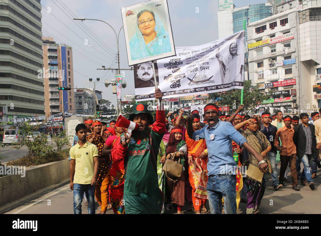 I sostenitori della Lega Awami al governo del Bangladesh partecipano a un raduno elettorale in vista delle elezioni generali a Dhaka il 21 dicembre 2018. Si prevede che più di 100 milioni di persone voteranno nelle prossime elezioni generali che si terranno il 30 dicembre 2018. (Foto di Rehman Asad/NurPhoto) Foto Stock