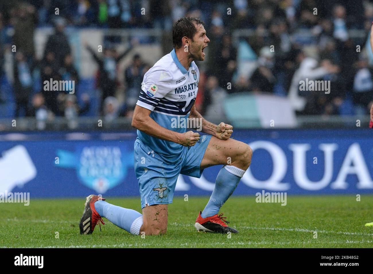 Senad Lulic festeggia dopo aver segnato il gol 3-0 durante la Serie Italiana Una partita di calcio tra S.S. Lazio e Cagliari allo Stadio Olimpico di Roma, il 22 dicembre 2018. (Foto di Silvia Lore/NurPhoto) Foto Stock