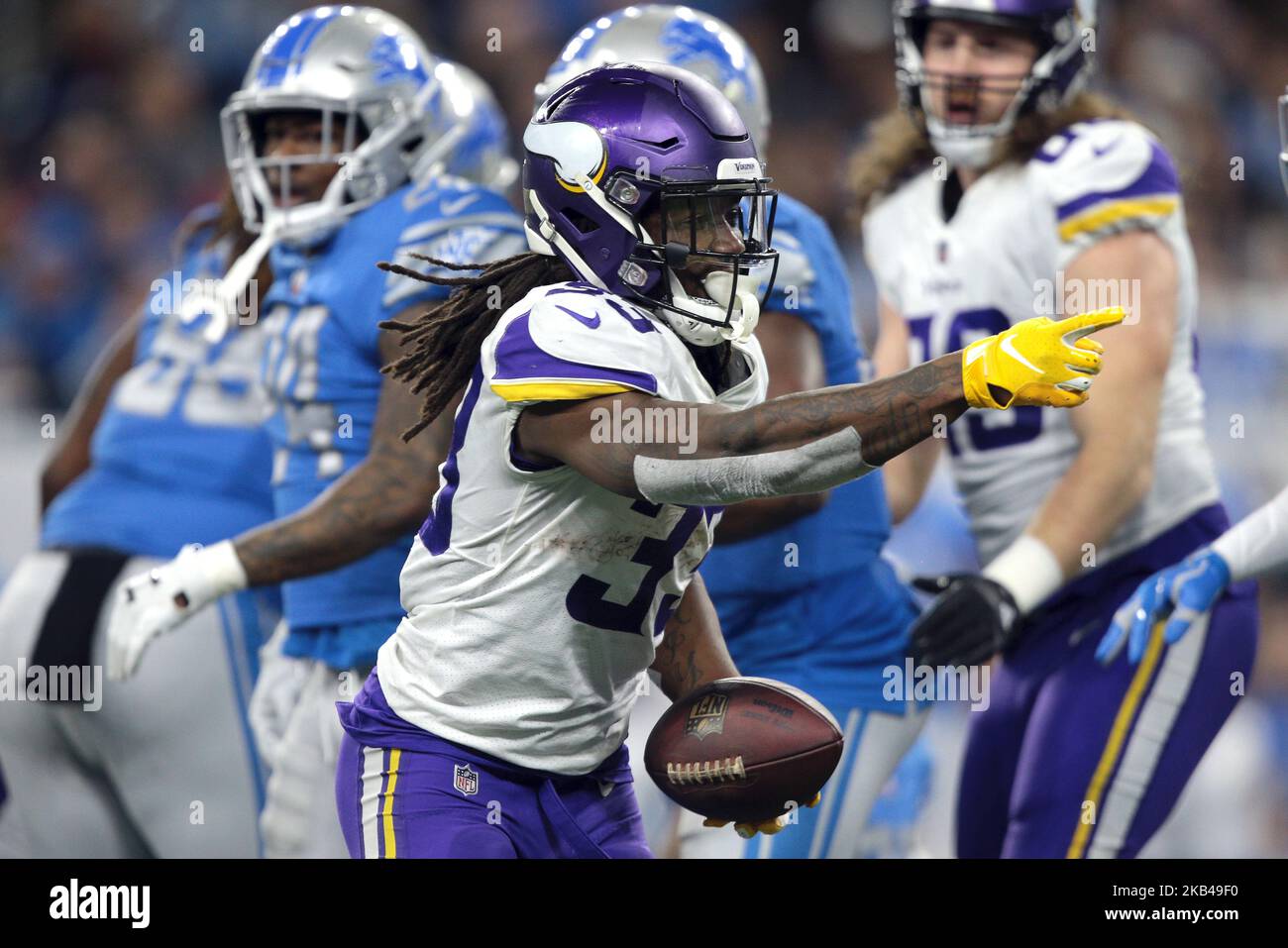 I Minnesota Vikings che corrono indietro Dalvin Cook (33) corrono la palla contro i Detroit Lions durante la seconda metà di una partita di football della NFL a Detroit, Michigan USA, domenica 23 dicembre 2018. (Foto di Jorge Lemus/NurPhoto) Foto Stock