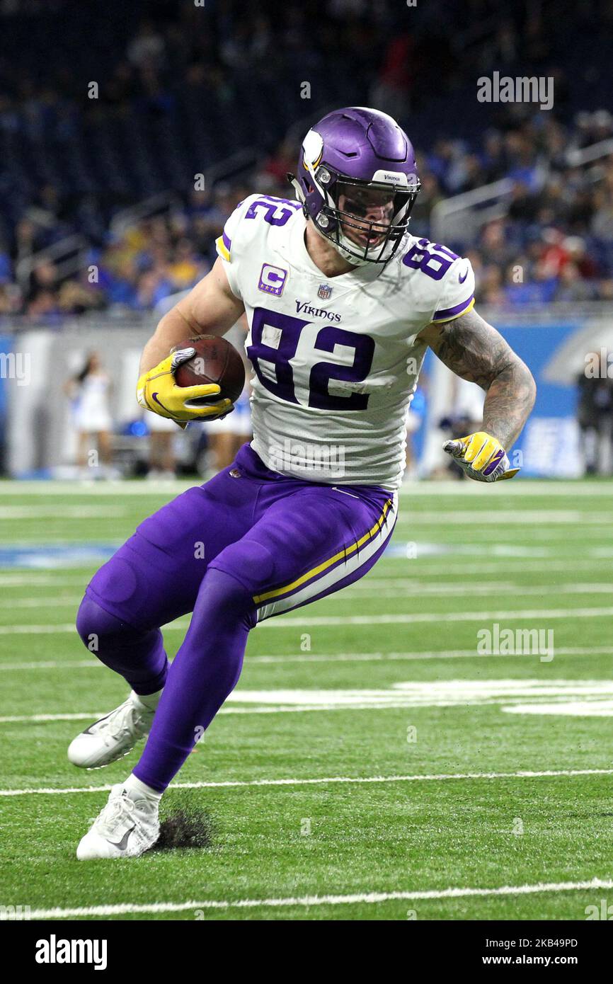 Il Minnesota Vikings Tight End Kyle Rudolph (82) corre la palla durante la seconda metà di una partita di football della NFL contro i Detroit Lions a Detroit, Michigan USA, domenica 23 dicembre 2018. (Foto di Jorge Lemus/NurPhoto) Foto Stock