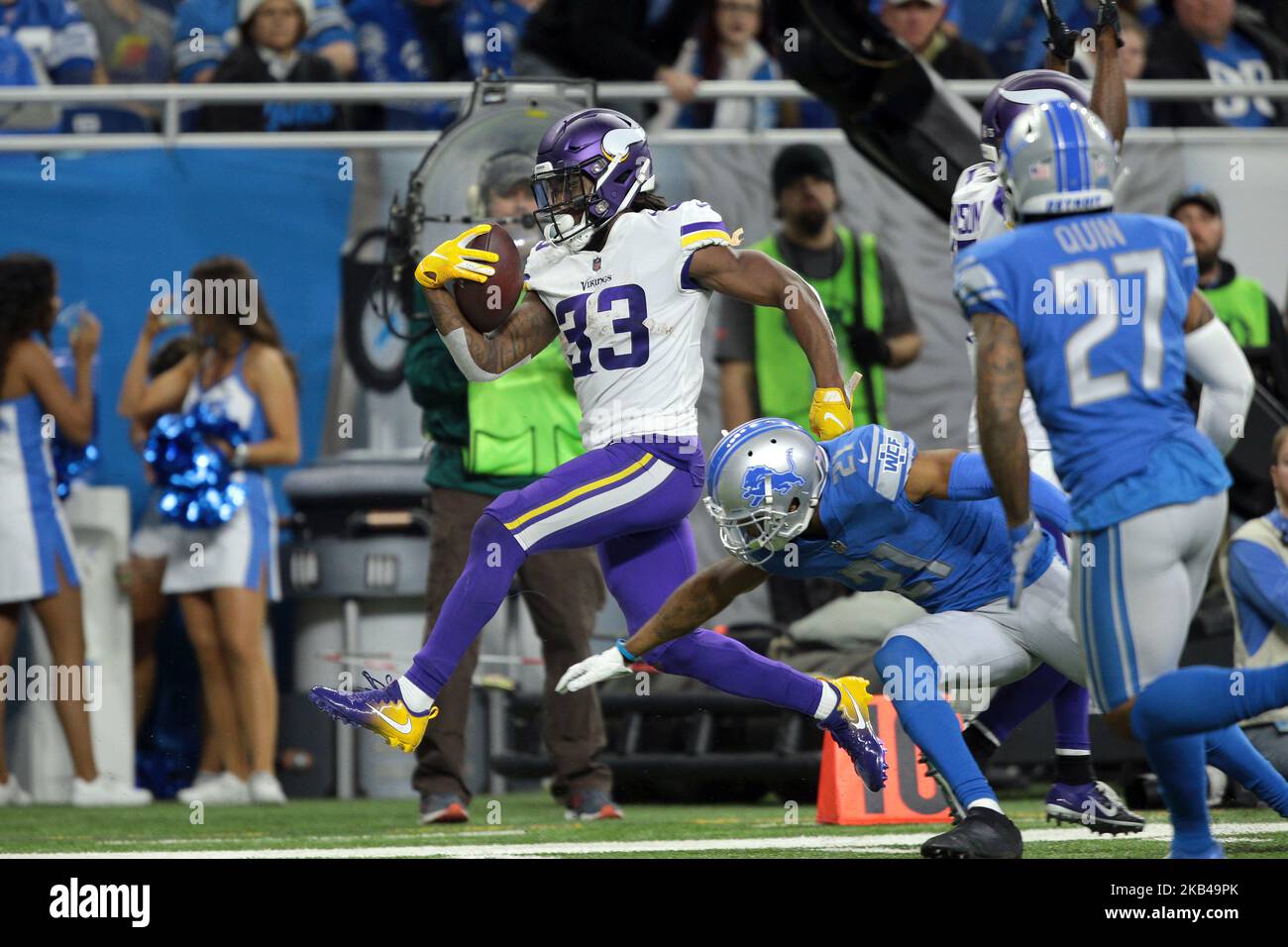 I Minnesota Vikings che corrono indietro Dalvin Cook (33) corrono il pallone durante la seconda metà di una partita di football della NFL contro i Detroit Lions a Detroit, Michigan USA, domenica 23 dicembre 2018. (Foto di Jorge Lemus/NurPhoto) Foto Stock