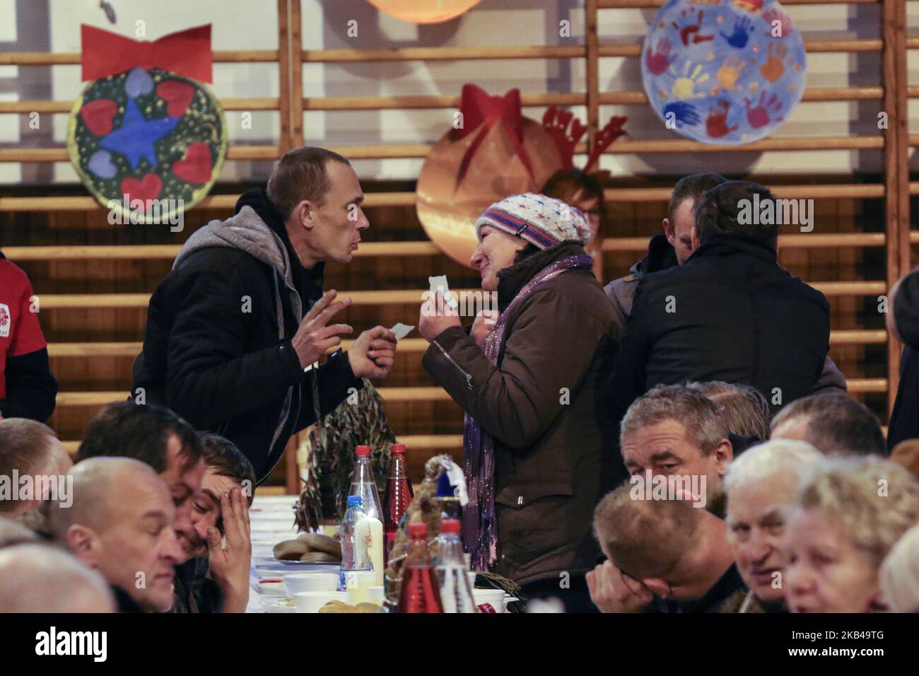 Oltre 300 persone hanno partecipato al pasto della vigilia di Natale a Sopot, Polonia, il 24 dicembre 2018. Il tradizionale pasto della vigilia di Natale in Polonia è stato organizzato dalle organizzazioni caritative cristiane della Caritas Polonia. La gente ha condiviso un wafer speciale quando si scambiano i saluti di Natale. I senzatetto e i poveri sono stati riaccompagnati da bigos, pierogi, pane e dolci tradizionali polacchi. (Foto di Michal Fludra/NurPhoto) Foto Stock