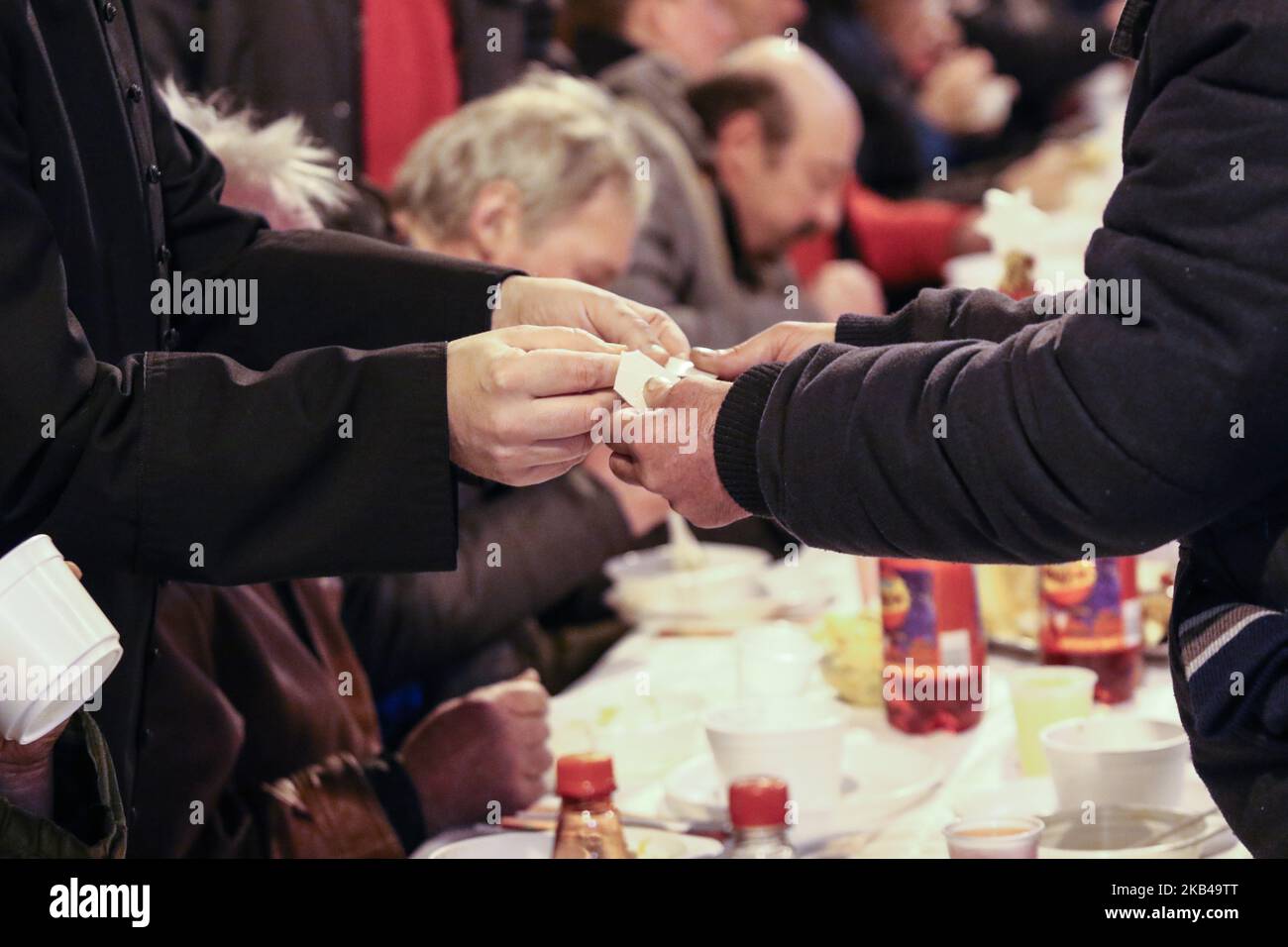 Oltre 300 persone hanno partecipato al pasto della vigilia di Natale a Sopot, Polonia, il 24 dicembre 2018. Il tradizionale pasto della vigilia di Natale in Polonia è stato organizzato dalle organizzazioni caritative cristiane della Caritas Polonia. La gente ha condiviso un wafer speciale quando si scambiano i saluti di Natale. I senzatetto e i poveri sono stati riaccompagnati da bigos, pierogi, pane e dolci tradizionali polacchi. (Foto di Michal Fludra/NurPhoto) Foto Stock