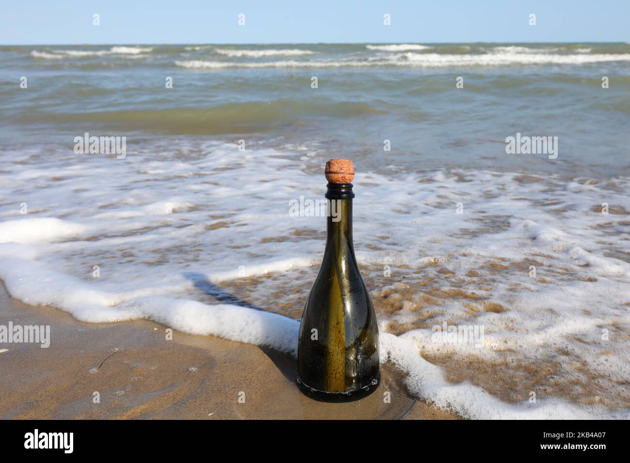 bottiglia chiusa con sughero in riva al mare senza persone Foto Stock