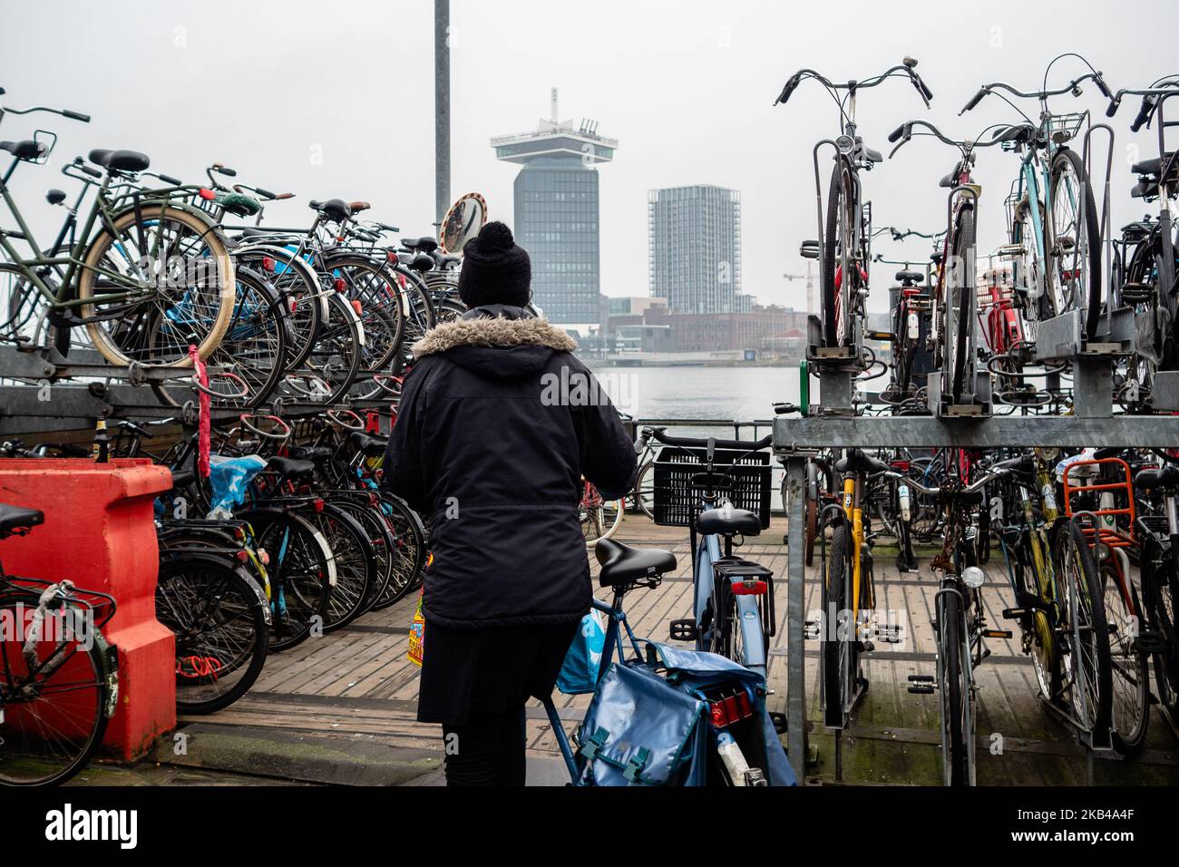 Dicembre 26th, Amsterdam. Il secondo giorno di Natale (Tweede Kerstdag) o "Boxing Day" è un'altra festa ufficiale nei Paesi Bassi. Ad Amsterdam, molti negozi e ristoranti sono aperti come al solito. I turisti percorrono le strade di Amsterdam per trascorrere il loro tempo a piedi, facendo shopping o divertendosi sull'anello di pattinaggio situato al Museumplein. (Foto di Romy Arroyo Fernandez/NurPhoto) Foto Stock