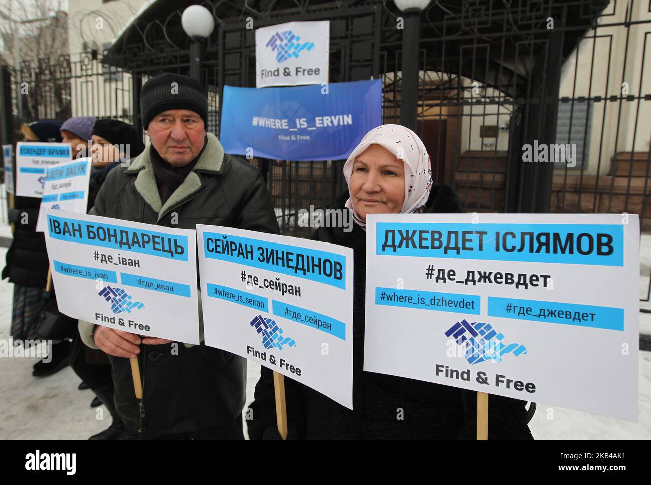 Gli attivisti tengono cartelloni con i nomi degli attivisti scomparsi nella Crimea, durante il loro raduno presso l'ambasciata russa a Kiev, in Ucraina, il 27 dicembre 2018. Gli attivisti si sono riuniti presso l'ambasciata russa per un rally dedicato ai Tatari di Crimea e agli attivisti pro-ucraini che sono scomparsi in Crimea, con la richiesta di un'inchiesta sulla loro scomparsa. 44 persone sono state rapite e 15 di loro non sono ancora state trovate dal 2014 nella Crimea annessa dalla Russia, secondo gli attivisti. (Foto di Str/NurPhoto) Foto Stock