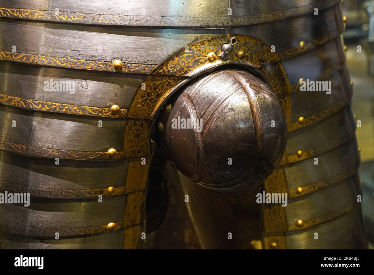 Armatura medievale parti tasset e collezione di pezzi di codice in mostra nell'armeria alla Torre di Londra, Londra Inghilterra Regno Unito Regno Unito Foto Stock