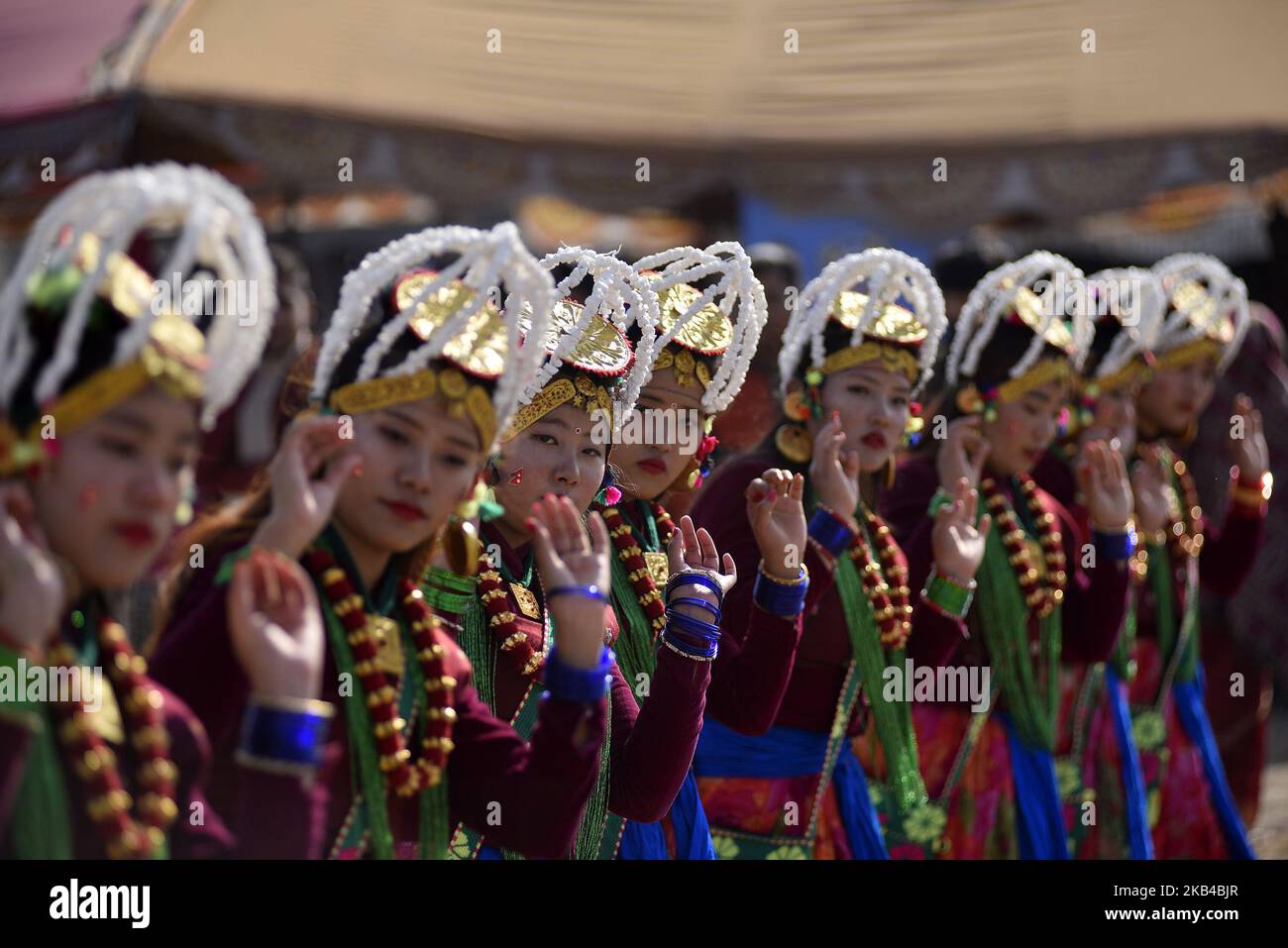 I nepalesi della comunità etnica gurung ballano nella musica degli strumenti tradizionali nel rally durante Tamu Lhosar o Capodanno celebrato a Kathmandu, Nepal Domenica 30 dicembre 2018. La gente della comunità Gurung celebra quest'anno Tamu Lhosar o Losar come nuovo anno del cervo. (Foto di Narayan Maharjan/NurPhoto) Foto Stock