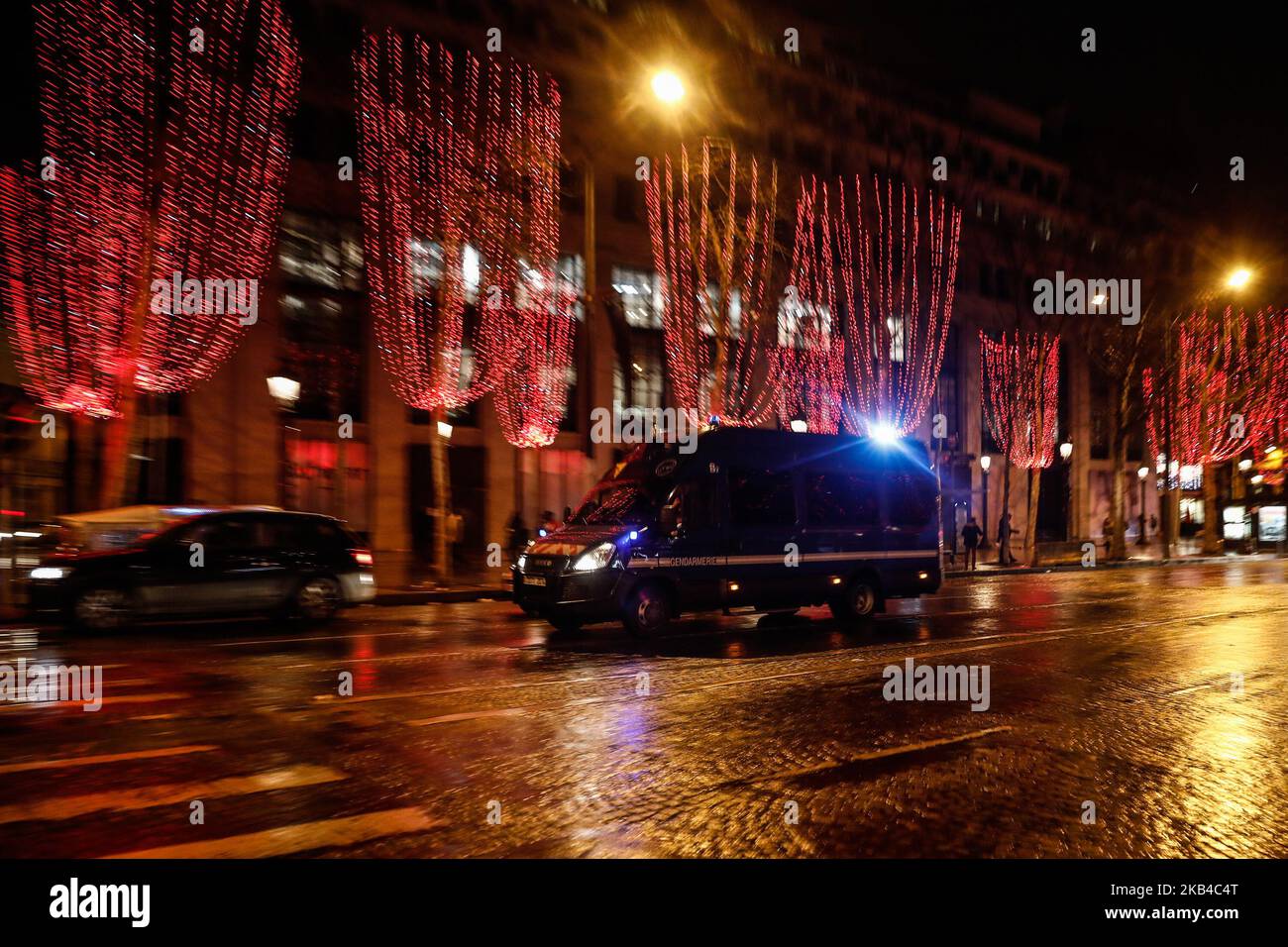 La polizia francese si trova sopra un uomo a terra e accende la torcia elettrica sulle telecamere per impedire ai giornalisti di fotografarli mentre detengono un manifestante Yellow Vests dopo aver disperso i manifestanti 'gilet giallo' (Gilets jaunes) E altri su una strada laterale fuori dagli Champs-Elysees dopo le celebrazioni di Capodanno nella capitale francese Parigi il 1 gennaio 2019. Un'esposizione di fuochi d'artificio e uno spettacolo di suoni e luci sotto il tema 'Fraternity' sono andati avanti sugli Champs-Elysees nonostante i piani per ulteriori proteste anti-governative 'gilet giallo' nel famoso viale. (Foto di Sameer al-Doumy/NurPhoto) Foto Stock