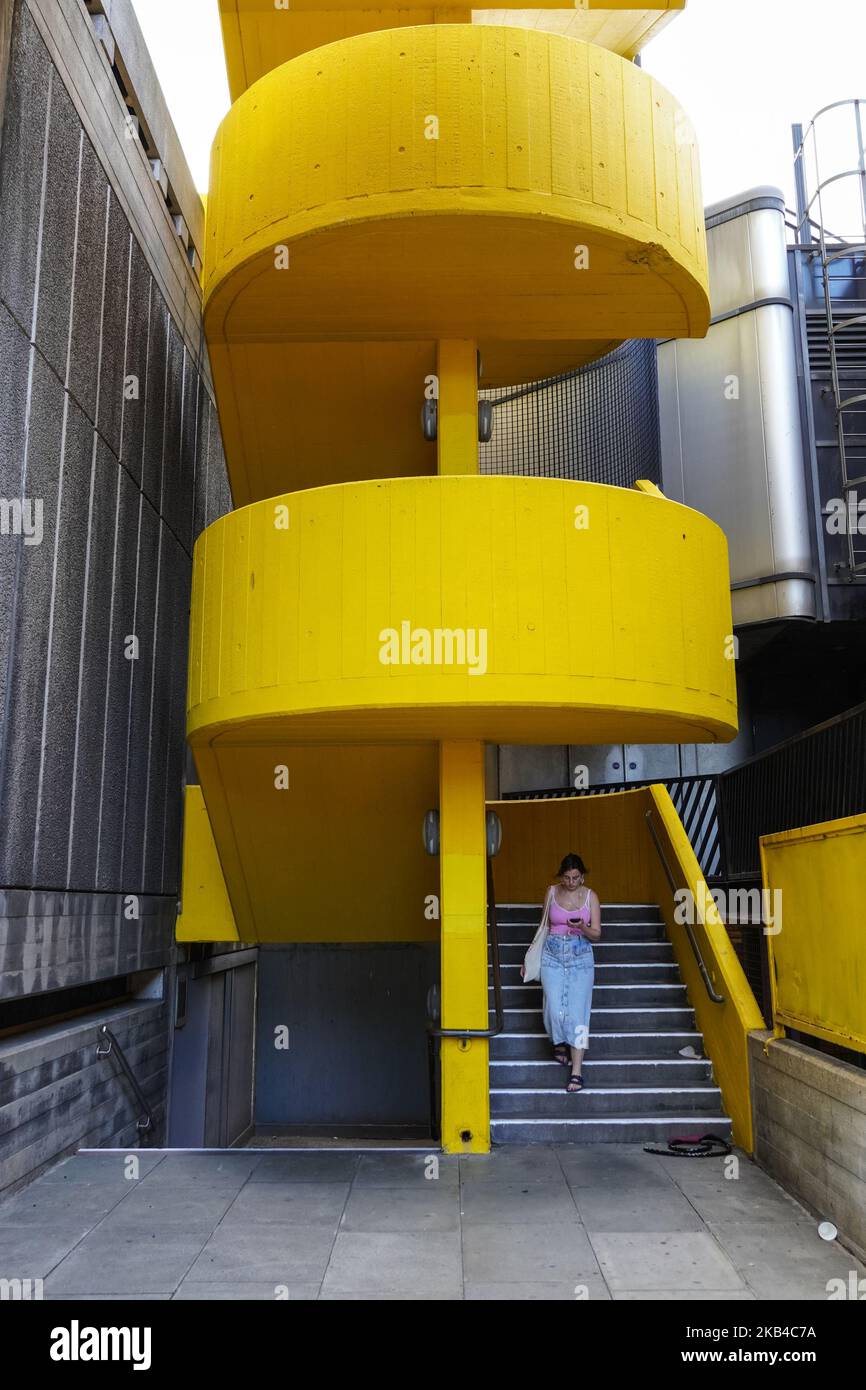 Scala esterna moderna dipinta di giallo, Londra, Inghilterra, Regno Unito Foto Stock Scala esterna moderna dipinta di giallo, Londra, Inghilterra, Regno Unito Foto Stock