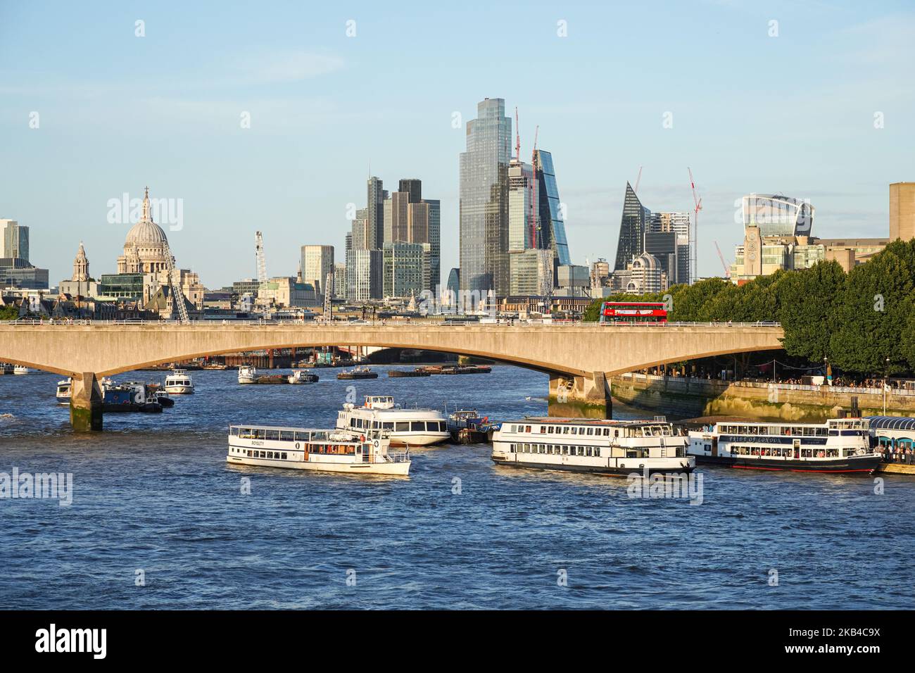 La città di Londra skyline con il Tamigi e Waterloo Bridge, Londra Inghilterra Regno Unito Regno Unito Foto Stock