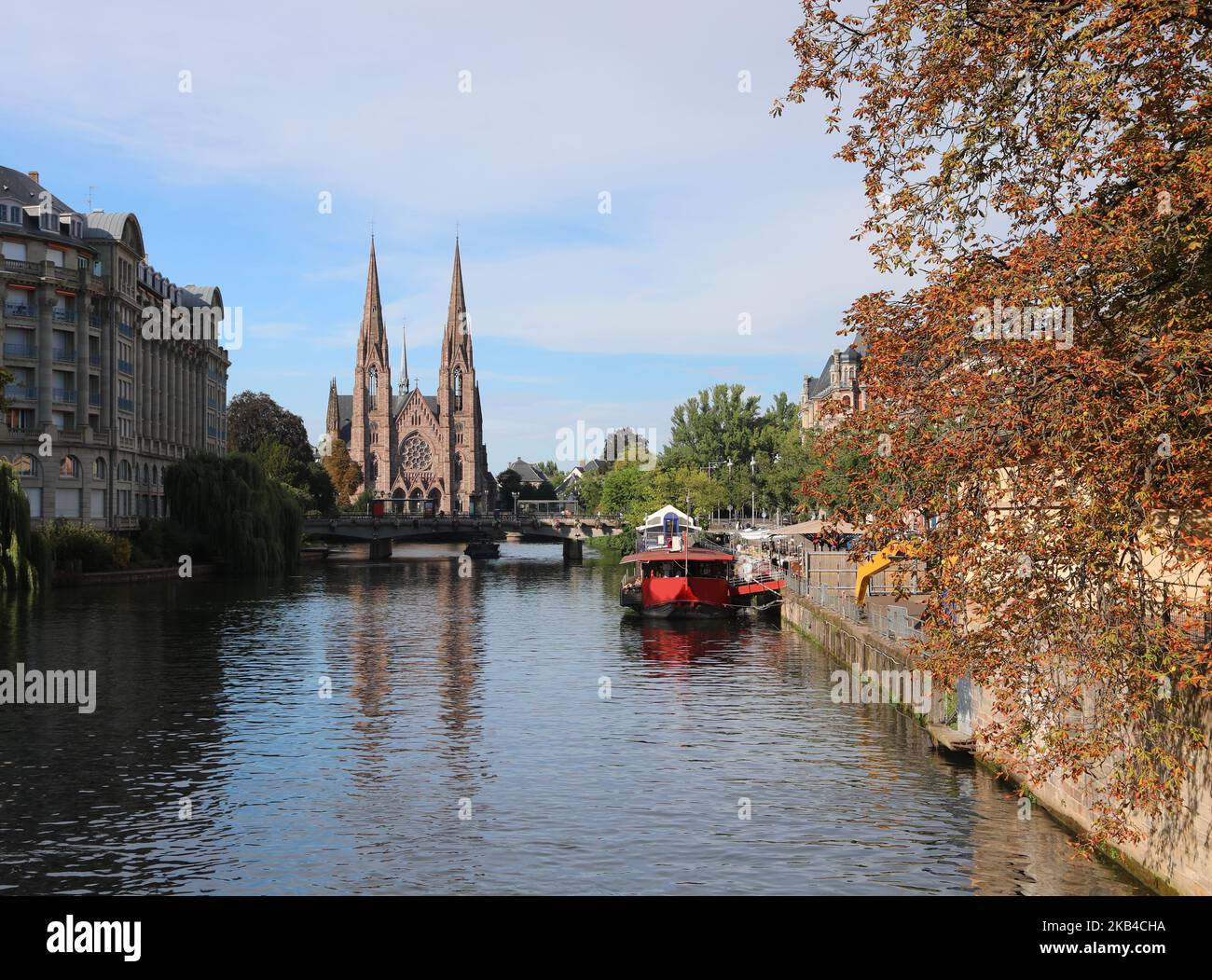 Chiesa di San Paolo nella città di Strasburgo e il fiume NAVIGABILE AMILL in Francia Foto Stock