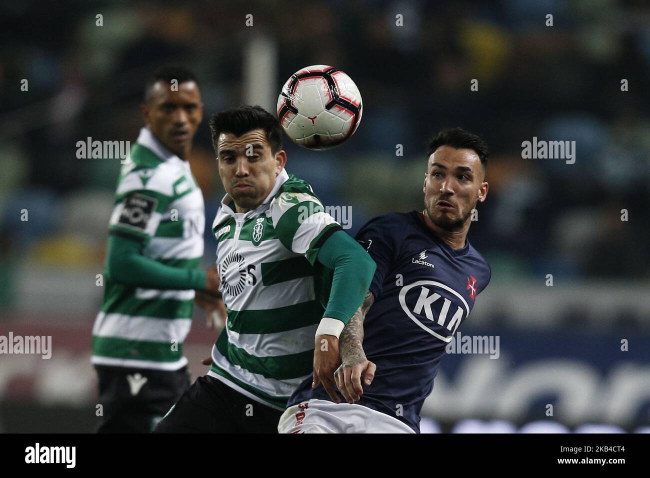 Marcos Acuna of Sporting (L) vies per la palla con Diogo Viana di Belenenses (R) durante Primeira Liga 2018/19 partita tra Sporting CP vs Belenenses SAD, a Lisbona, Portogallo il 3 gennaio 2019. (Foto di Carlos Palma/NurPhoto) Foto Stock