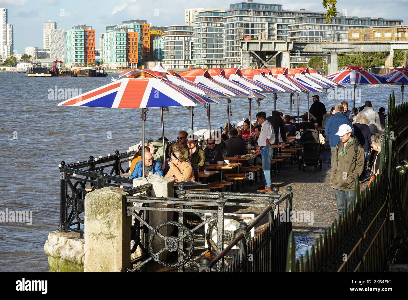 Persone che cenano lungo il Tamigi, fuori Trafalgar Tavern pub a Greenwich, Londra Inghilterra Regno Unito Regno Unito Foto Stock