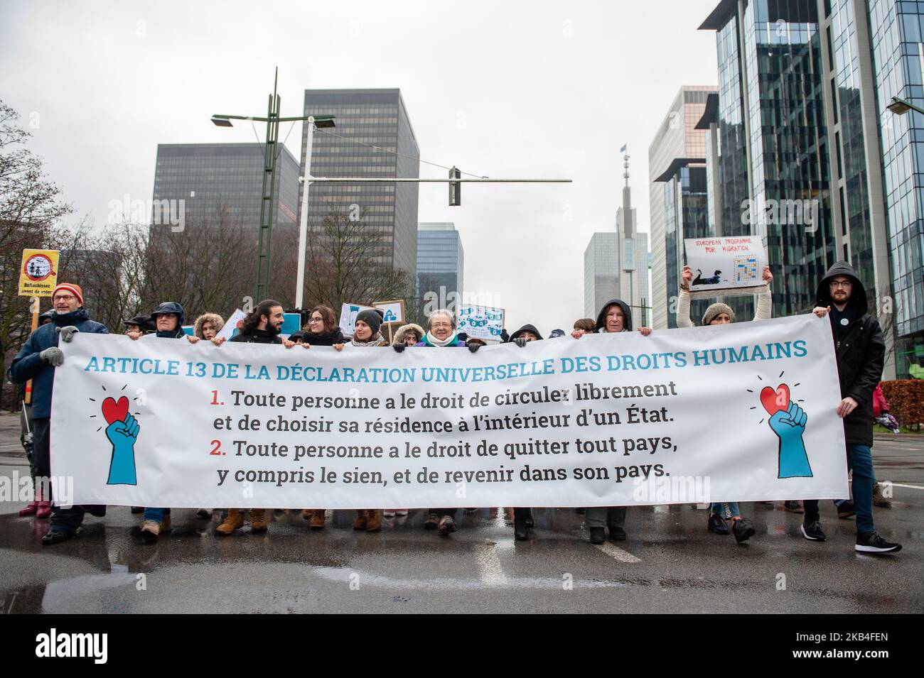 Gennaio 12th, Bruxelles. Circa 2500 persone hanno preso le strade di Bruxelles per protestare contro le politiche anti-migrazione del governo del primo ministro Charles Michel, del ministro degli interni Jan Jambon e dell'ex segretario di Stato per l'asilo Theo Francken. Con questa dimostrazione chiedono una condanna sistematica della violenza razzista, patriarcale e di polizia, la fine delle operazioni di polizia per fermare i migranti in luoghi pubblici o privati, la regolarizzazione di tutte le persone non documentate e l'apertura di corridoi umanitari per tutti i migranti che arrivano in Belgio. (Foto di Romy Arroyo Fernandez/NurPhoto) Foto Stock