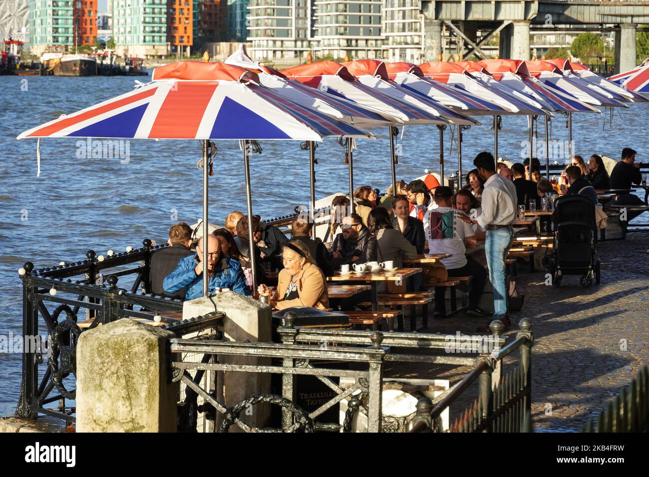 Persone che cenano lungo il Tamigi, fuori Trafalgar Tavern pub a Greenwich, Londra Inghilterra Regno Unito Regno Unito Foto Stock