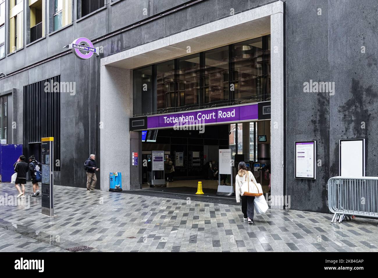 Stazione della metropolitana di Tottenham Court Road, entrata della linea Elizabeth, Londra Inghilterra Regno Unito Foto Stock
