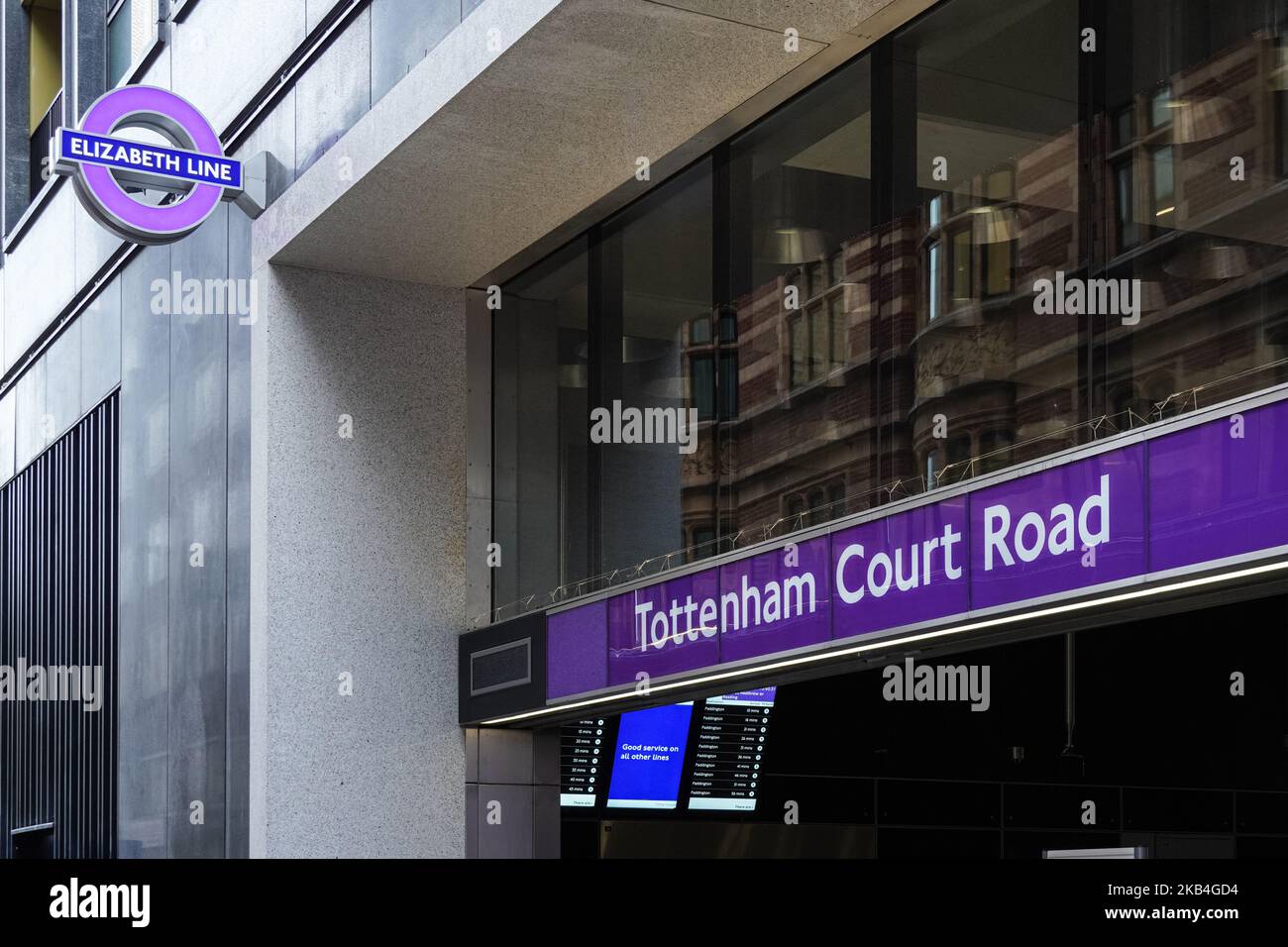 Stazione della metropolitana di Tottenham Court Road, entrata della linea Elizabeth, Londra Inghilterra Regno Unito Foto Stock