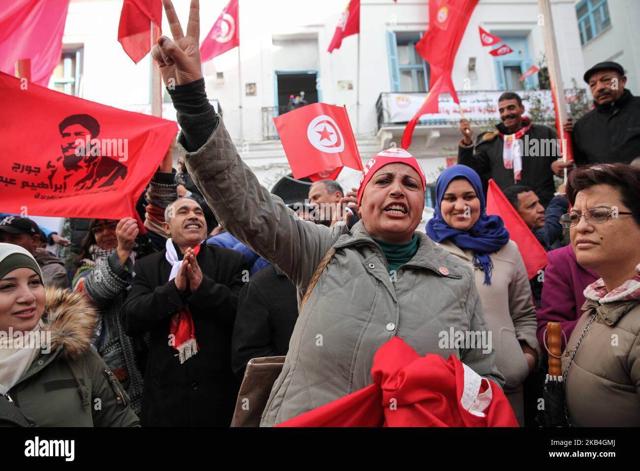 Una donna tunisina fa un segno di vittoria e canta slogan mentre assiste al discorso tenuto da Noureddine Taboubi, segretario generale dell'Unione generale del lavoro tunisina (UGTT) durante le celebrazioni del 8th° anniversario della rivoluzione tunisina, Tenuto fuori della sede della UGTT nella capitale Tunisi, Tunisia, il 14 gennaio 2019. (Foto di Chardy ben Ibrahim/NurPhoto) Foto Stock