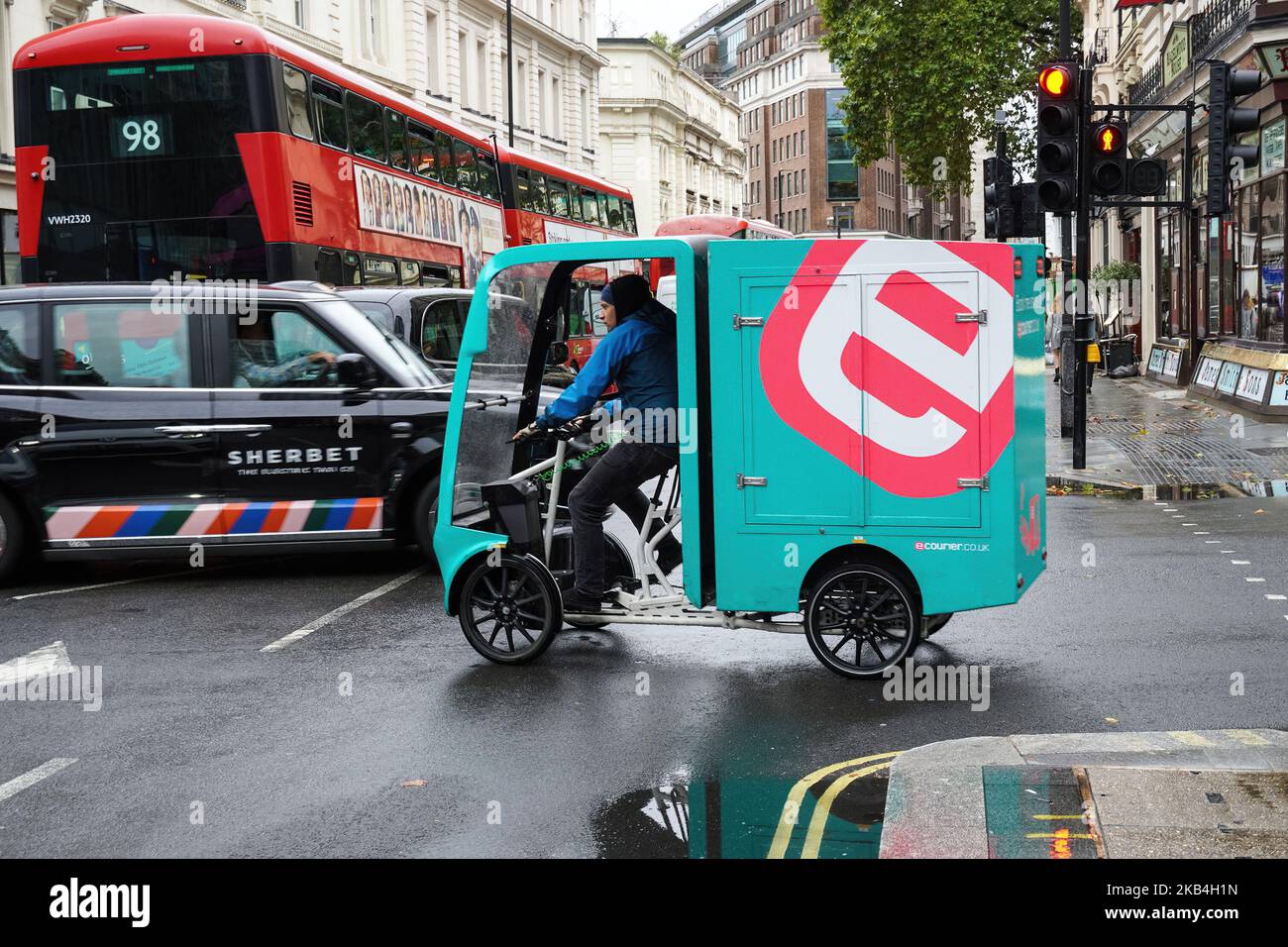 Corriere in bicicletta eCourier e-cargo a Londra Inghilterra Regno Unito Regno Unito Foto Stock
