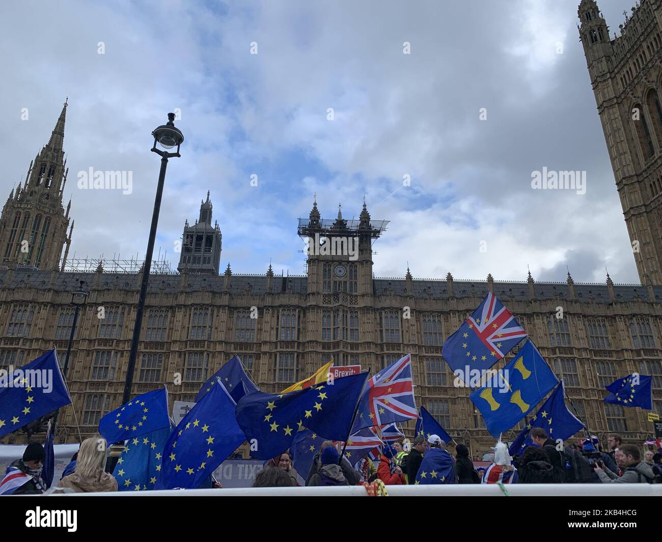 I dimostranti pro e anti Brexit manifestano fuori dalle Camere del Parlamento il 15 gennaio 2019 a Londra, Inghilterra. L’accordo Brexit di Theresa May giunge finalmente alla Camera dei Comuni questa sera e i parlamentari inizieranno a votarlo alle 7pm. Il primo ministro ha sempre affermato che è l'unico accordo che Bruxelles intratterrà e solleciterà il sostegno del Parlamento per evitare che il Regno Unito si schiantasse dall'Unione europea senza alcun accordo. (Foto di Gail Orenstein/NurPhoto) Foto Stock