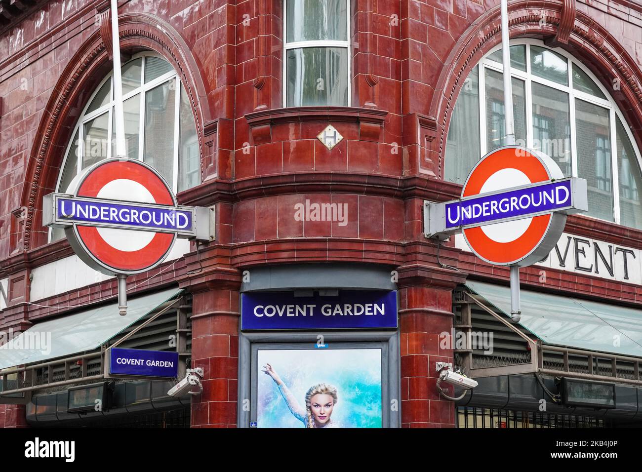 Covent Garden metropolitana, stazione della metropolitana roundel segno Londra Inghilterra Regno Unito Regno Unito Foto Stock