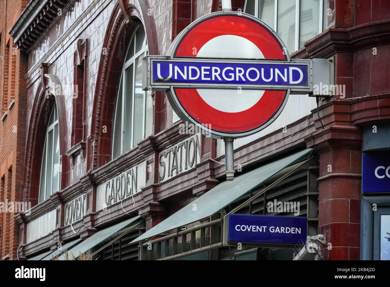 Covent Garden metropolitana, stazione della metropolitana roundel segno Londra Inghilterra Regno Unito Regno Unito Foto Stock