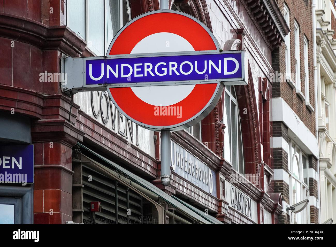 Covent Garden metropolitana, stazione della metropolitana roundel segno Londra Inghilterra Regno Unito Regno Unito Foto Stock