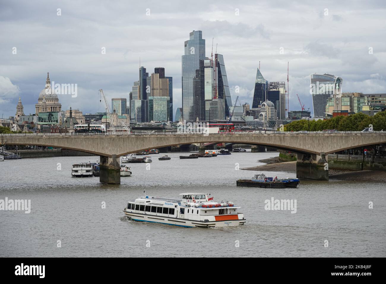 La città di Londra skyline con il Tamigi e Waterloo Bridge, Londra Inghilterra Regno Unito Regno Unito Foto Stock
