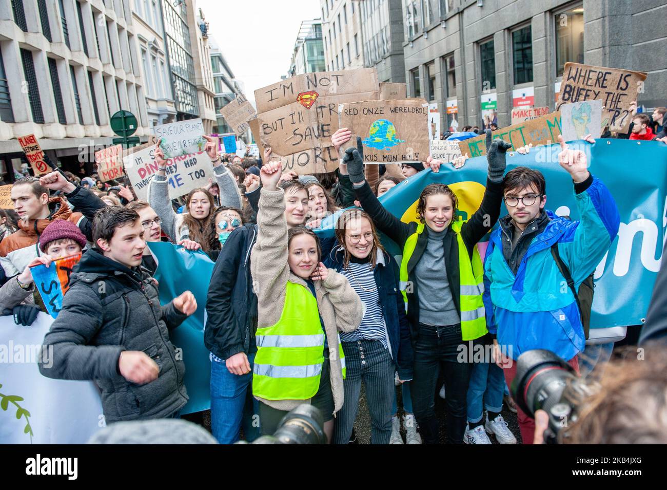 Gennaio 17th, Bruxelles. E' stato fatto un appello agli studenti affinché salteranno la scuola ogni giovedì per protestare a Bruxelles per una migliore politica climatica. La scorsa settimana, 3.000 studenti delle scuole delle Fiandre hanno preso del tempo dalle lezioni per venire a Bruxelles per dimostrare la loro frustrazione per la mancanza di azione da parte dei governi regionali e federali. Questa volta ancora più studenti si sono riuniti intorno alla stazione centrale di Bruxelles. Le proteste sono organizzate dalla diciassettenne Anuna De Wever, uno studente che intende dimostrare per il clima ogni giovedì e protestare contro la lassista politica ambientale del polit Foto Stock