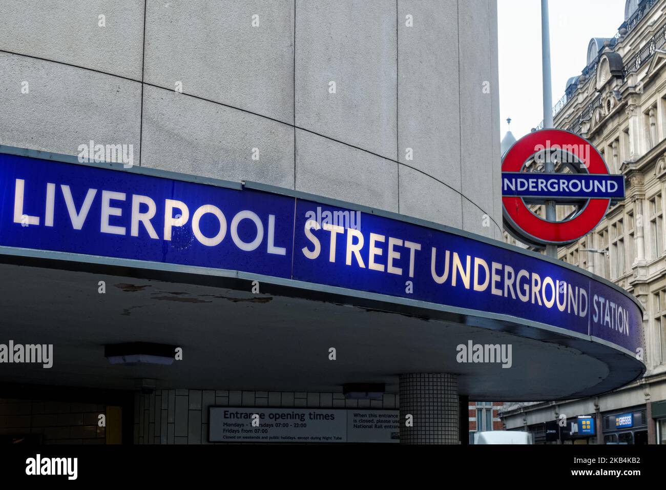 Ingresso alla metropolitana di Liverpool Street, stazione della metropolitana Roundel segno Londra Inghilterra Regno Unito Regno Unito Foto Stock