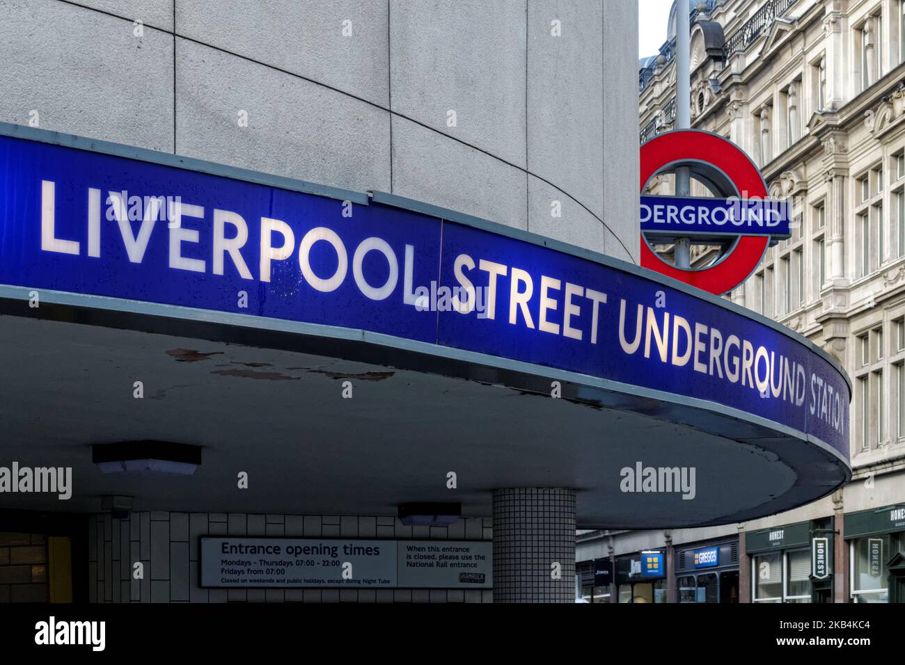 Ingresso alla metropolitana di Liverpool Street, stazione della metropolitana Roundel segno Londra Inghilterra Regno Unito Regno Unito Foto Stock