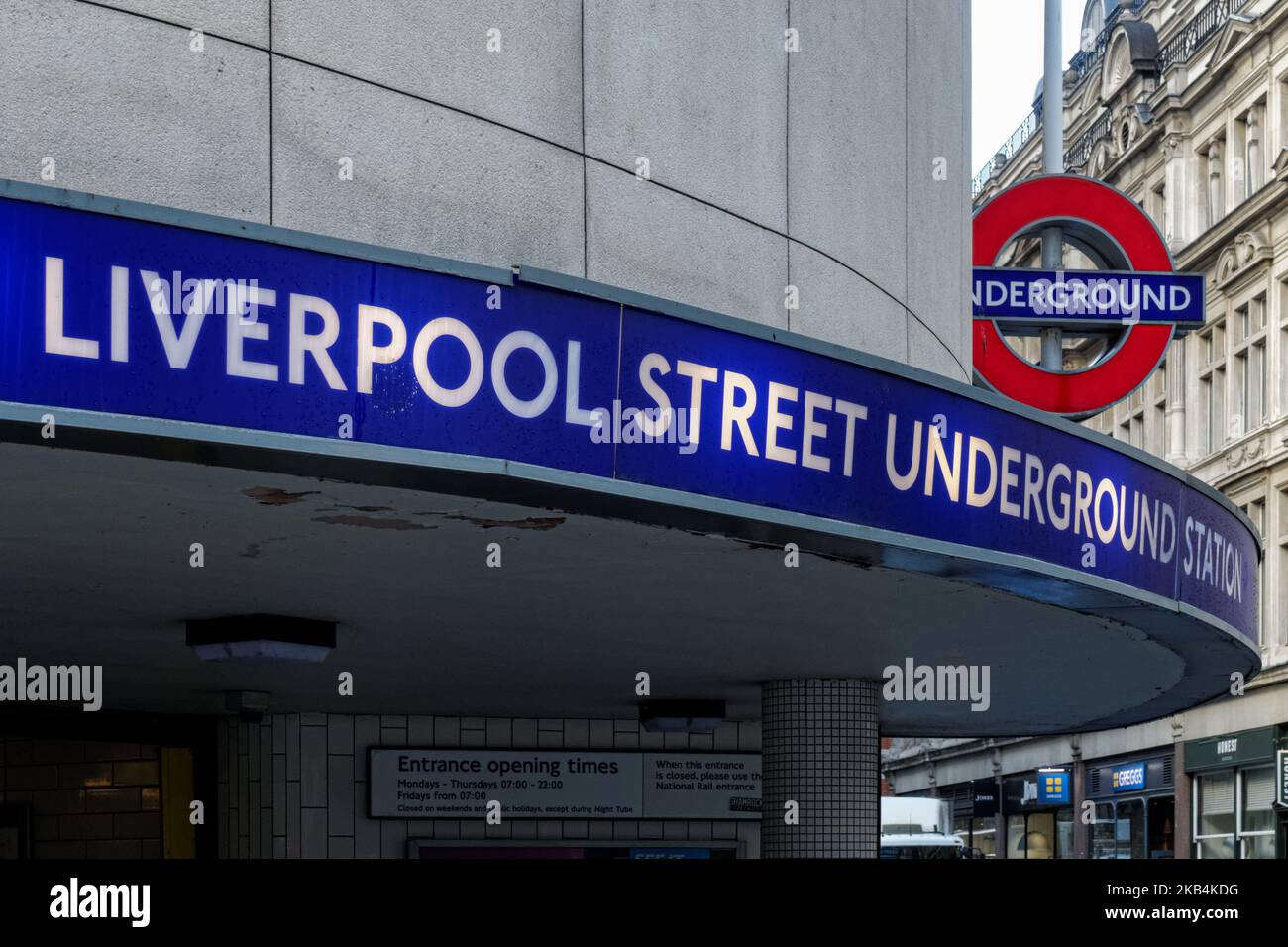 Ingresso alla metropolitana di Liverpool Street, stazione della metropolitana Roundel segno Londra Inghilterra Regno Unito Regno Unito Foto Stock