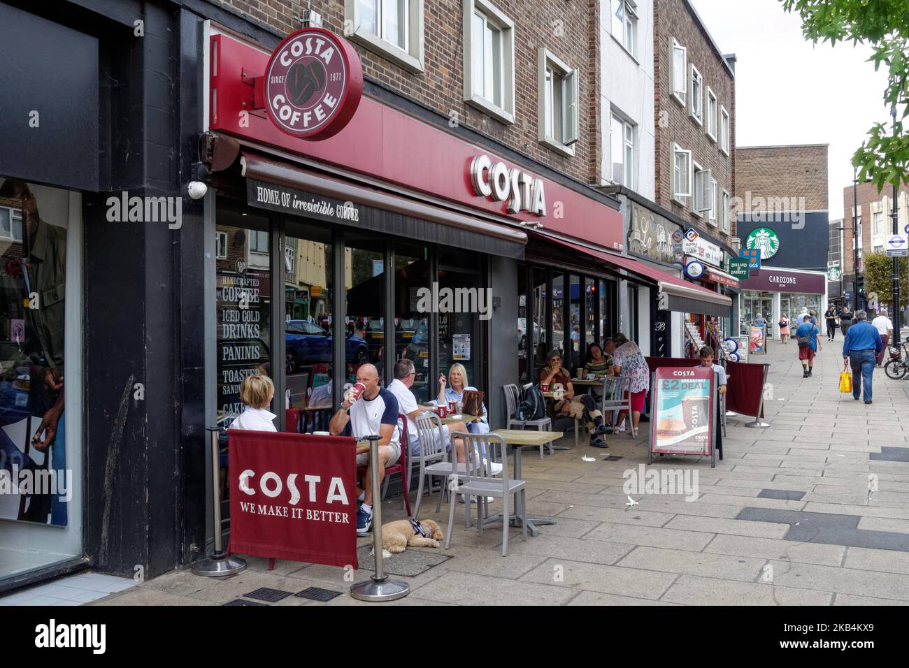 Persone che si trovano fuori Costa Coffee Shop, Londra Inghilterra Regno Unito Regno Unito Foto Stock