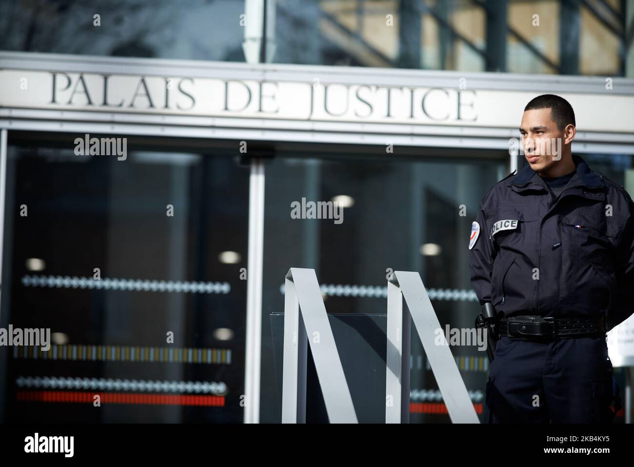 Un poliziotto è in piedi guardia di fronte al tribunale di Tolosa. Yellow Vests e una compagnia teatrale hanno fatto un gioco contro la violenza della polizia e le persone infortunate dalla polizia durante le 10 settimane di proteste del movimento Yellow Vests in Francia. Diverse decine di persone hanno perso un occhio o un membro a causa dell'uso di Flashball (LBD40) e granate pungente palla. Volevano sensibilizzare la polizia sui mezzi per controllare le folle con testimonianze della Human Rights League, degli avvocati, dei manifestanti del gilet giallo. Tolosa. Francia. Gennaio 18th 2018. (Foto di Alain Pitton/NurPhoto) Foto Stock