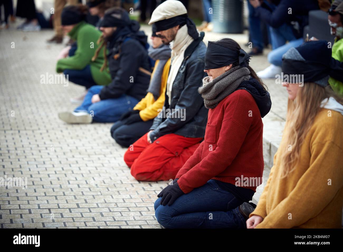 Giocano persone arrestate. Yellow Vests e una compagnia teatrale hanno fatto un gioco contro la violenza della polizia e le persone infortunate dalla polizia durante le 10 settimane di proteste del movimento Yellow Vests in Francia. Diverse decine di persone hanno perso un occhio o un membro a causa dell'uso di Flashball (LBD40) e granate pungente palla. Volevano sensibilizzare la polizia sui mezzi per controllare le folle con testimonianze della Human Rights League, degli avvocati, dei manifestanti del gilet giallo. Tolosa. Francia. Gennaio 18th 2018. (Foto di Alain Pitton/NurPhoto) Foto Stock