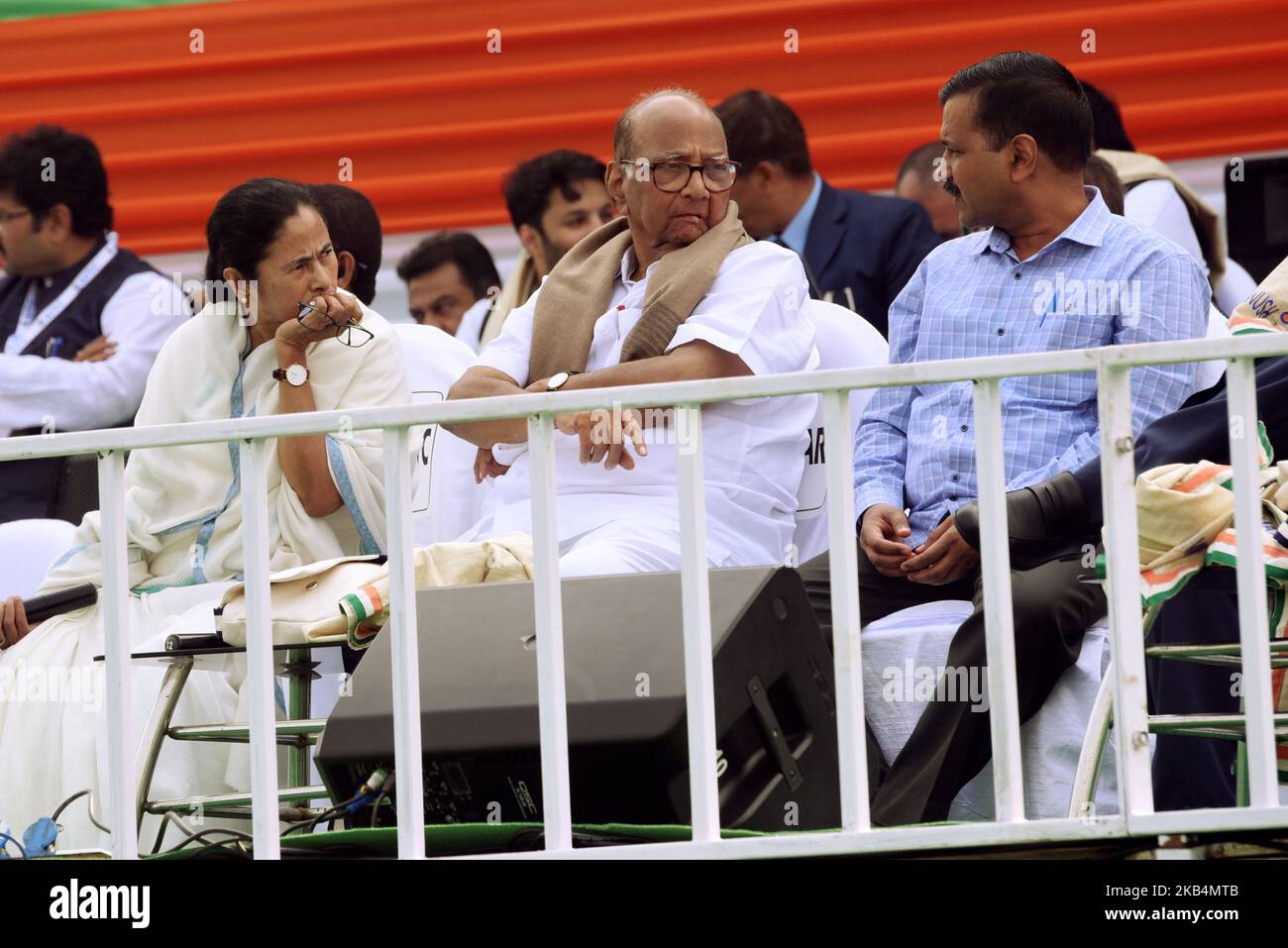 Lato sinistro del capo AITMC e Bengala CM Mamata Banerjee, NCP capo Sharad Pawar e Delhi CM Arvind Kejriwal durante un raduno cui hanno partecipato i leader dei principali partiti di opposizione indiani a Kolkata, India, Sabato, 19 gennaio 2019. Al raduno hanno partecipato i leader di ventidue partiti nazionali e regionali che si oppongono al governo al governo del partito Bharatiya Janata (BJP). (Foto di Debajyoti Chakraborty/NurPhoto) Foto Stock