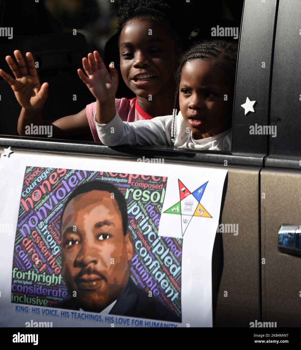 I bambini si muovono da un veicolo nella parata annuale del giorno del Dr. Martin Luther King Jr. Il 19 gennaio 2019 a Orlando, Florida. (Foto di Paul Hennessy/NurPhoto) Foto Stock