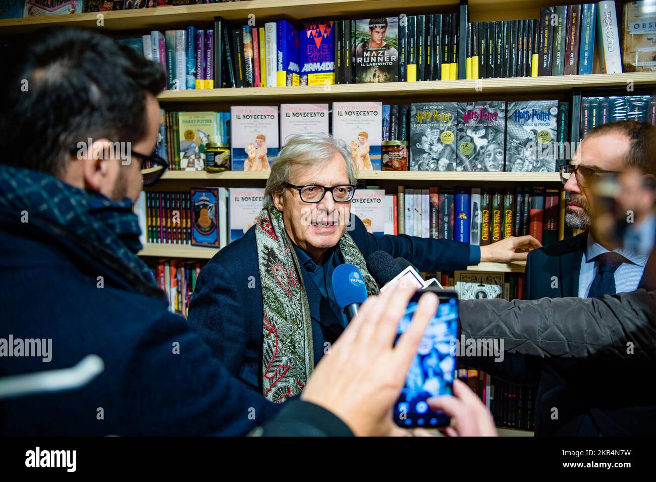 Il famoso critico d'arte Vittorio Sgarbi a Bisceglie, Italia, il 19 gennaio 2019 a presentare, nella cornice della Libreria Mondadori dei vecchi Mastrototaro Segherie, il suo ultimo libro: 'Il Novecento, dal Futurism al Neorealism', edito da la nave di Teseo. Ha parlato con l'autrice Valentina Aprea, presidente della Commissione per la cultura, la scienza e l'istruzione della Camera. (Foto di Davide Pischettola/NurPhoto) Foto Stock