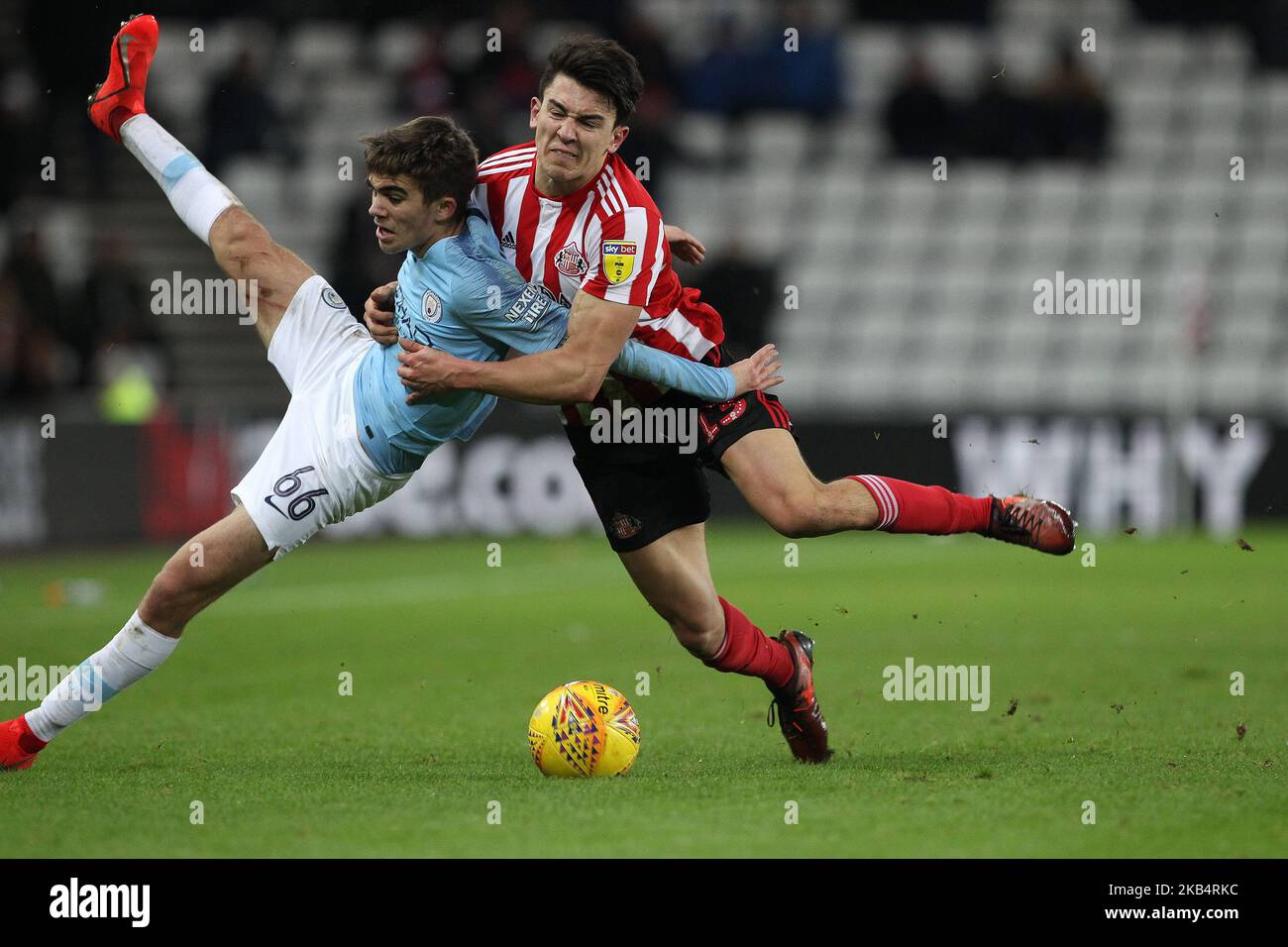 . Luke o'Nien di Sunderland combatte con Iker Pozo di Manchester City durante il Checkatrade Trophy Quarter Final Match tra Sunderland e Manchester City Under 23s allo Stadio di luce di Sunderland, Regno Unito martedì 22 gennaio 2019. (Foto di Mark Fletcher/NurPhoto) Foto Stock