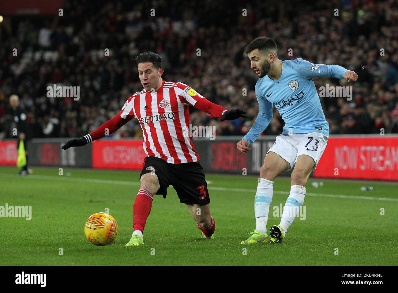 Benjamn Garr di Manchester City e Adam Matthews di Sunderland in azione durante il Checkatrade Trophy Quarter Final match tra Sunderland e Manchester City Under 23s allo Stadio di luce di Sunderland, Regno Unito martedì 22 gennaio 2019. (Foto di Mark Fletcher/NurPhoto) Foto Stock