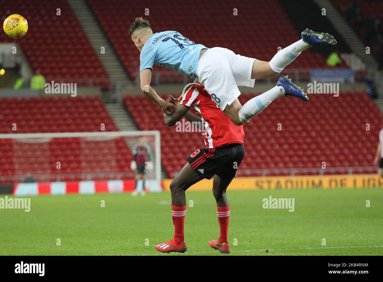 . Taylor Harwood-Bellis della città di Manchester sale su Benji Kimpioka per dirigere il pallone durante il Checkatrade Trophy Quarter Final Match tra Sunderland e Manchester City Under 23s allo Stadio di luce di Sunderland, Regno Unito, martedì 22 gennaio 2019. (Foto di Mark Fletcher/NurPhoto) Foto Stock