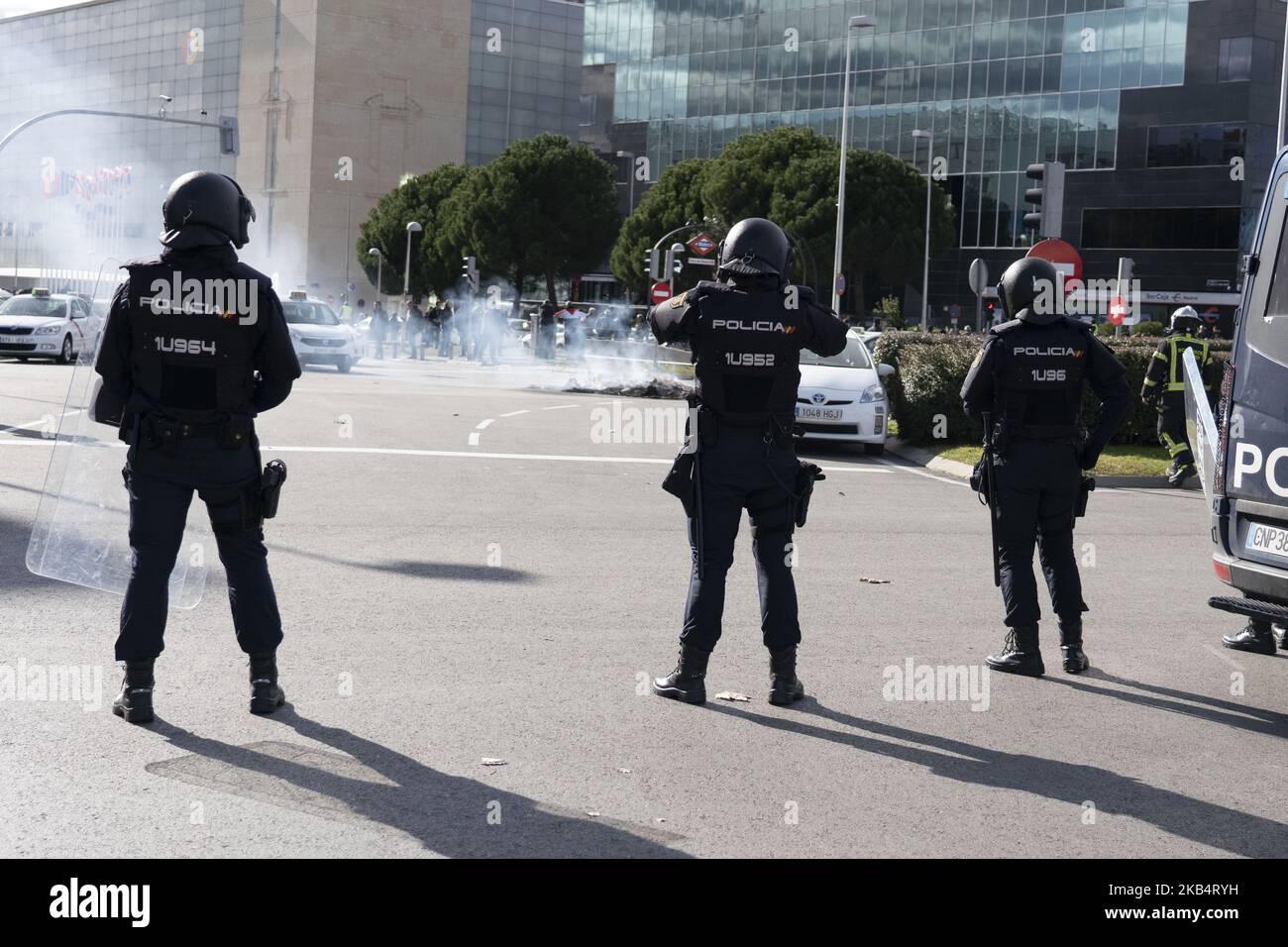 I tassisti di Madrid si riuniscono nelle vicinanze del centro fieristico IFEMA durante il terzo giorno di scioperi che richiedono nuove norme per evitare la concorrenza sleale del carpooling commerciale il 23 gennaio 2019 a Madrid, Spagna (Foto di Oscar Gonzalez/NurPhoto) Foto Stock