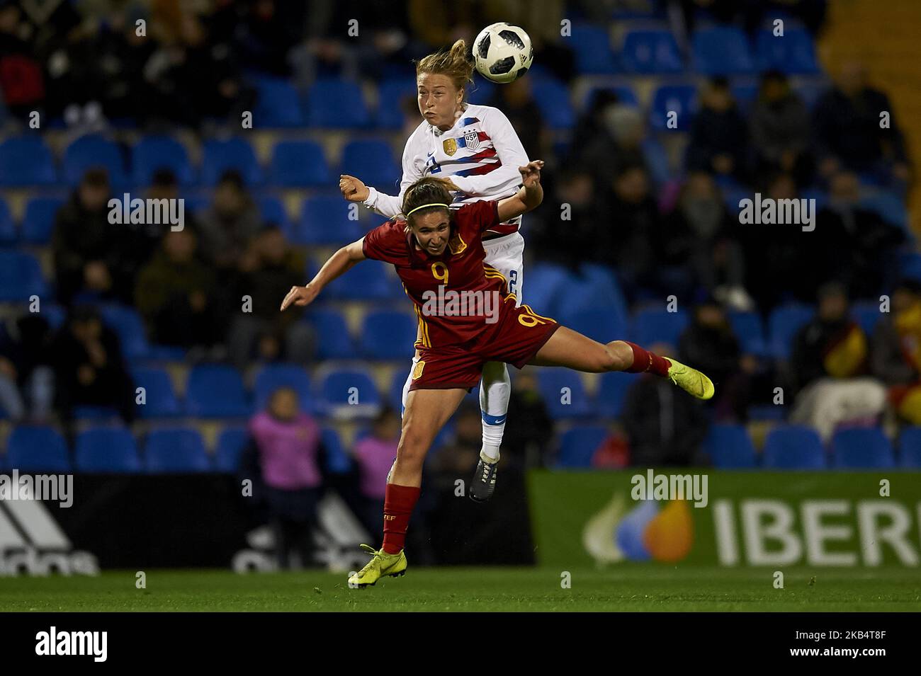 Mariona Caldentey (Barcellona) di Spagna e Emily Sonnett (Portland Thorns FC) degli Stati Uniti durante l'amichevole partita tra Spagna e Stati Uniti al Rico Perez Stadium di Alicante, Spagna il 22 2019 gennaio. (Foto di Jose Breton/NurPhoto) Foto Stock