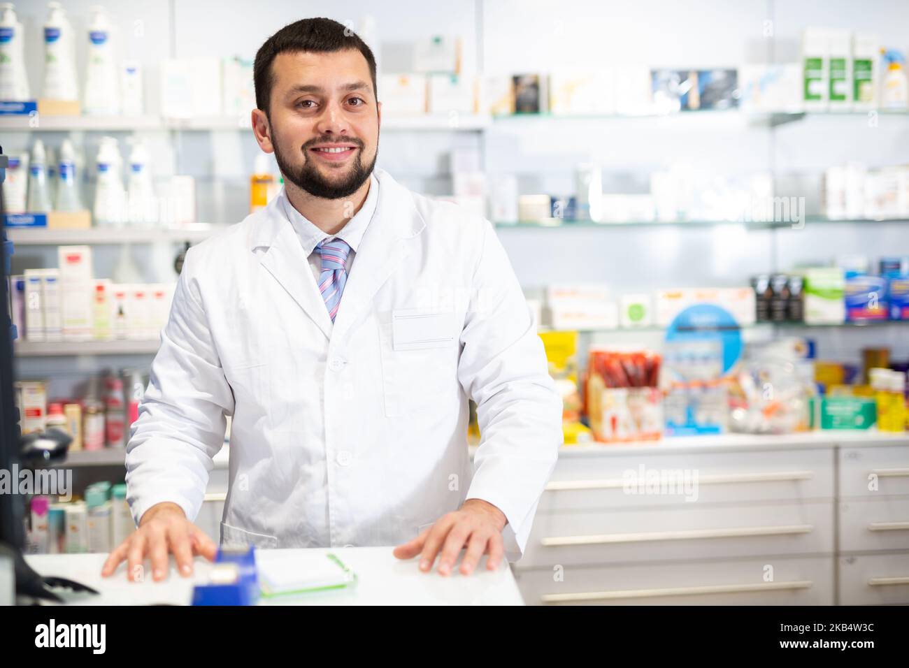 Ritratto di farmacista maschile che lavora al registratore di cassa in farmacia Foto Stock