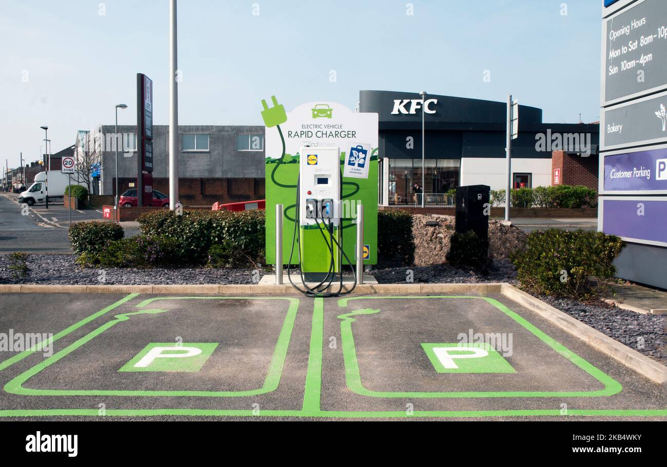 Punto di ricarica per veicoli elettrici doppi e rispettosi dell'ambiente nel parcheggio del negozio Lidl Devonshire Road Blackpool Inghilterra Regno Unito Foto Stock