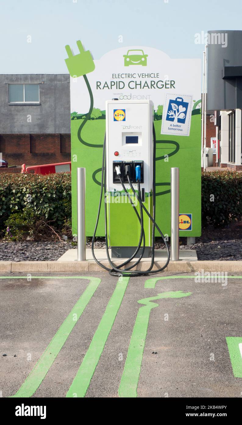Punto di ricarica per veicoli elettrici doppi e rispettosi dell'ambiente nel parcheggio del negozio Lidl Devonshire Road Blackpool Inghilterra Regno Unito Foto Stock